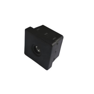 A Ponteira 30x30 Interna Reta com Porca 1/4 da Fermaplast é um componente técnico essencial para tubos quadrados de 30x30 mm. Equipada com um inserto metálico de rosca 1/4", ela funciona como uma bucha estrutural que permite a instalação rápida e segura de pés niveladores e rodízios, unindo acabamento impecável e funcionalidade mecânica em uma única peça.